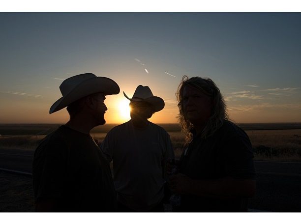 Fotografia digital de la cuenta de Instagram del premio Oscar 2015 que muestra varios cowboys en una puesta de sol