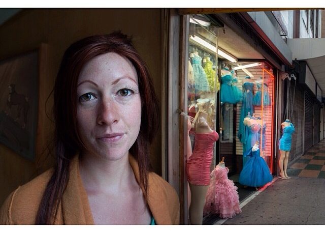Fotografía digital extraída de la cuenta de Instagram del premio Oscar 2015 que muestra una chica en primer plano con tienda de vestidos al fondo