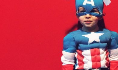 Foto de carnaval de contraste de colores. Disfraz de Capitán América.