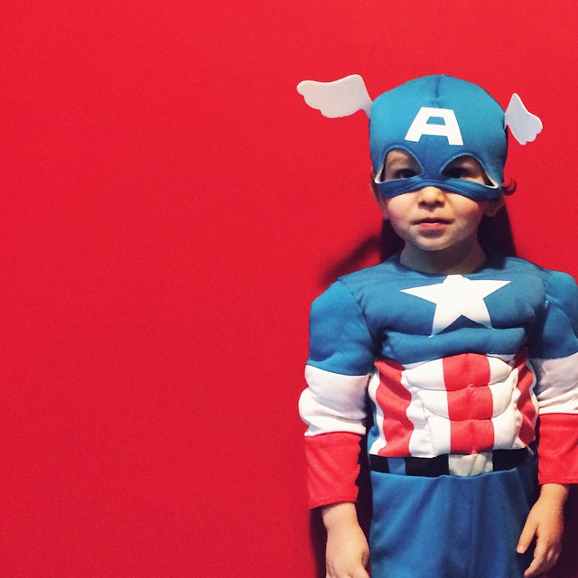 Foto de carnaval de contraste de colores. Disfraz de Capitán América.