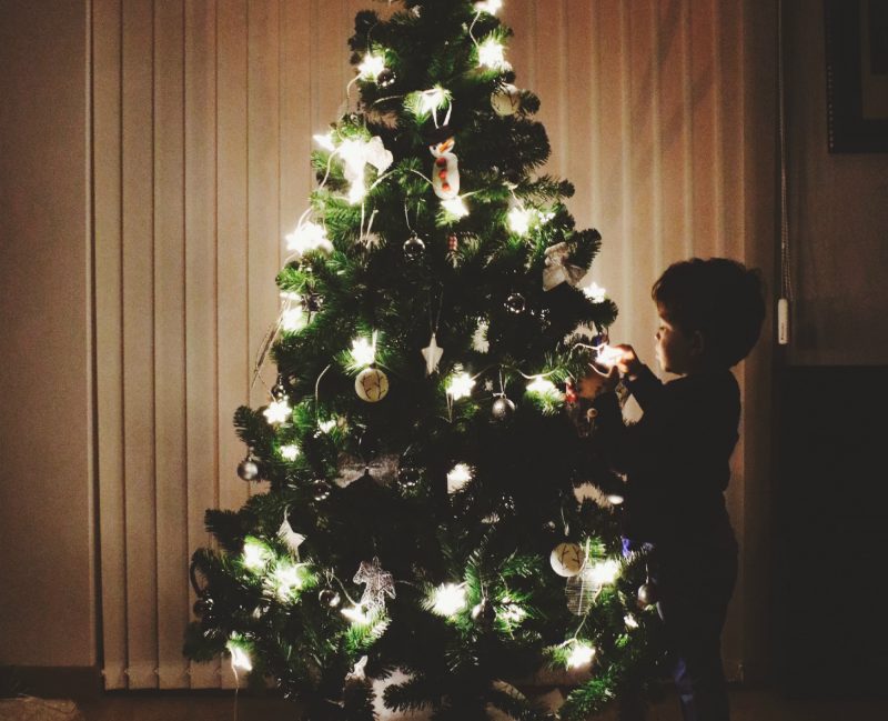 Storytelling fotográfico: Poniendo el árbol de Navidad