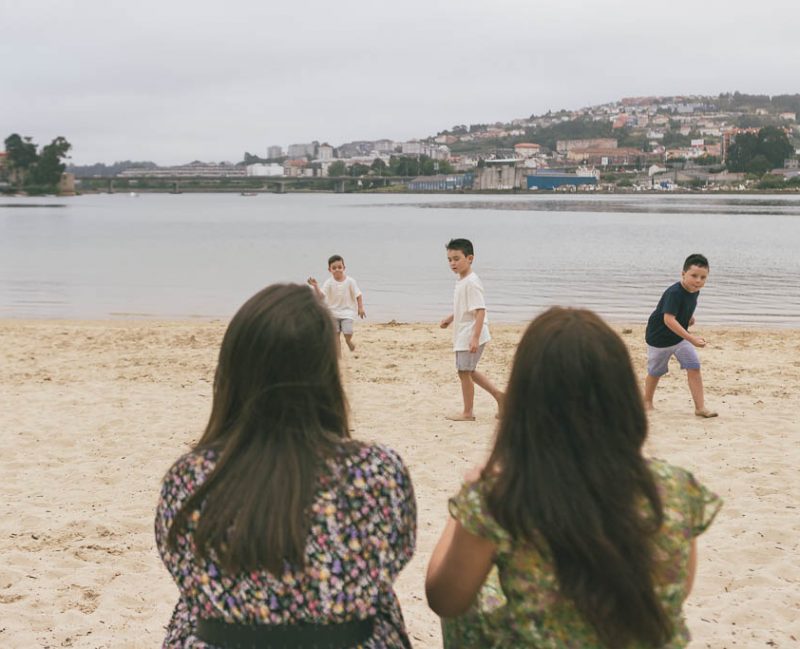 Sesión de fotos familiar en la playa de Santa Cristina