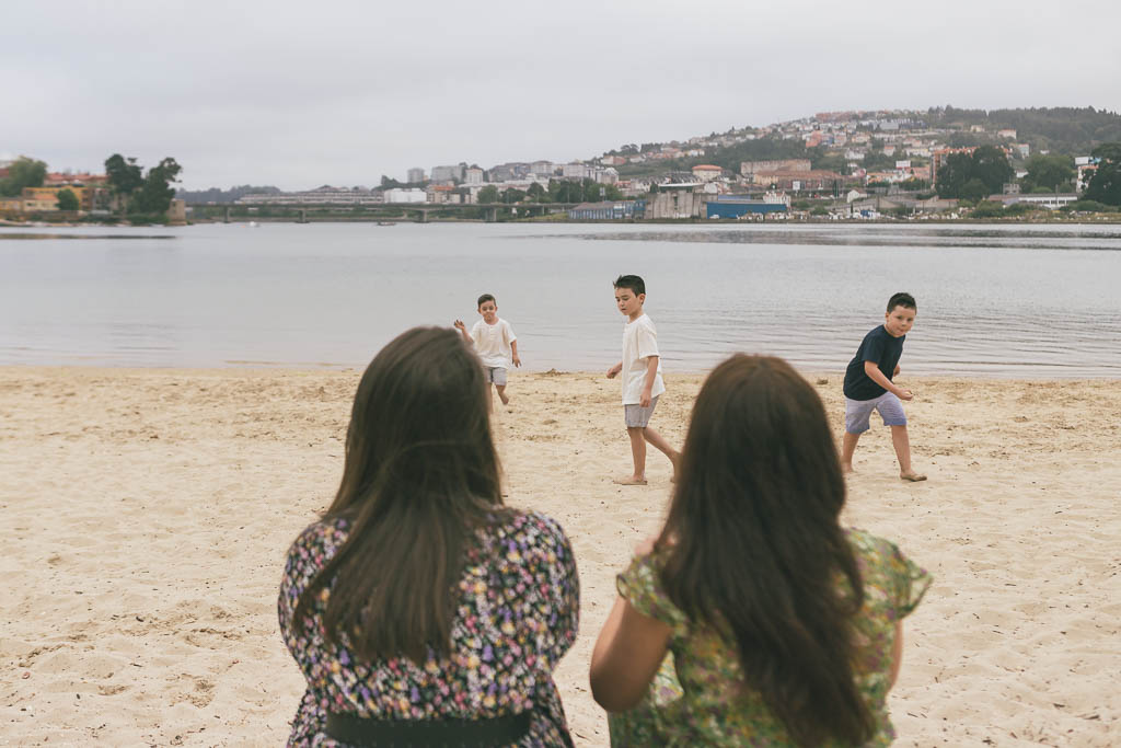 Sesión de fotos familiar en la playa de Santa Cristina